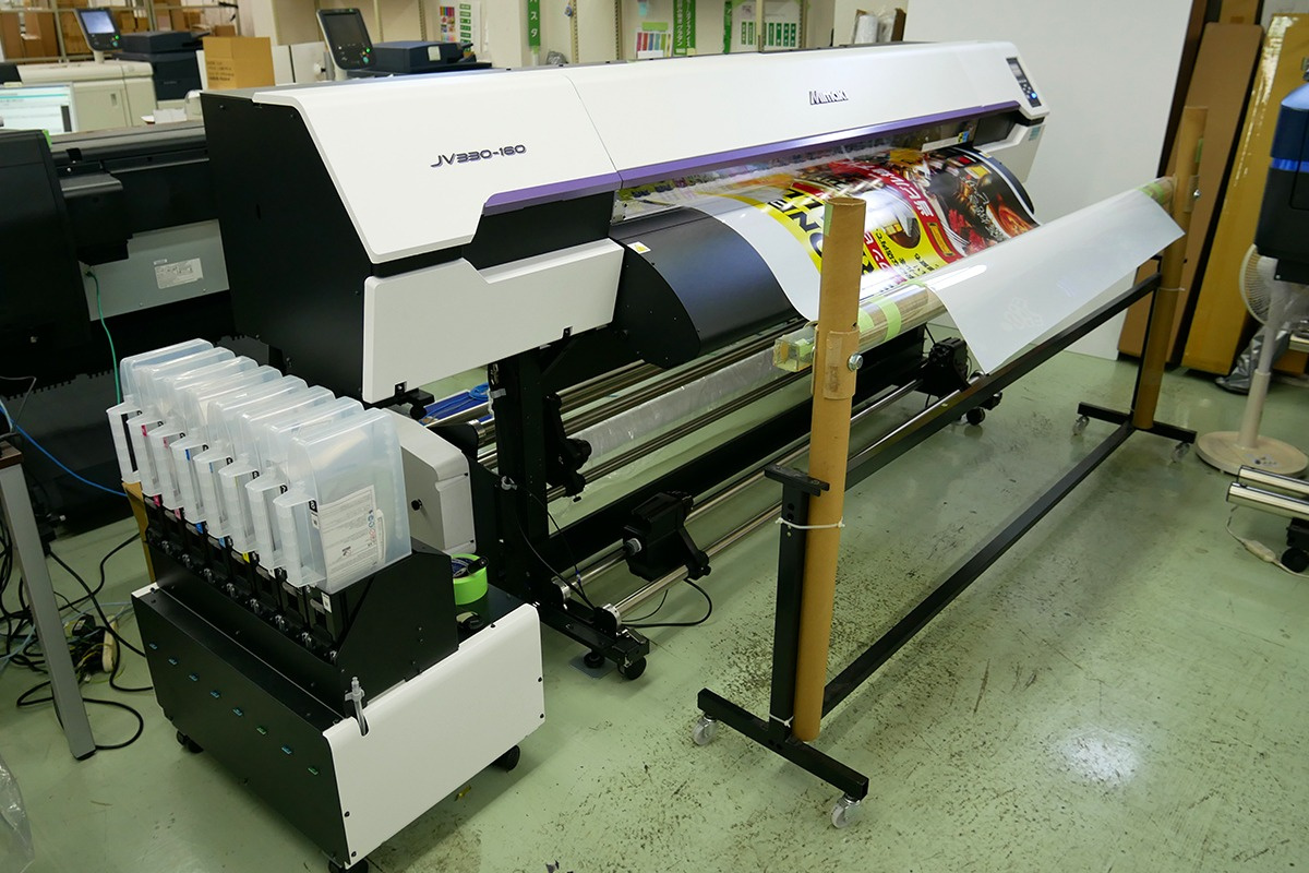 JV330 was introduced based on the evaluation that it is the most productive of the current machines in the industry. Because the company's customers are in a wide range of industries, it is necessary to switch a large number of media, so the "media changer" that can set three rolls at the same time was a pleasant function that could not be found in other machines that greatly improve production efficiency.