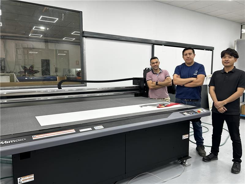 Left to right: Daniel Alvarez, Technician at Digidelta Andalucía; Diego Ayala, Head of the Printing Department at Diseños Metálicos Ferrum; and Satoshi Nakajima, Technician at Mimaki Europe. The team collaborated on the first combined installation in Iberia of a JFX200-2513 EX UV flatbed printer and a CFX-2513 cutting table as an inline solution at Diseños Metálicos Ferrum.